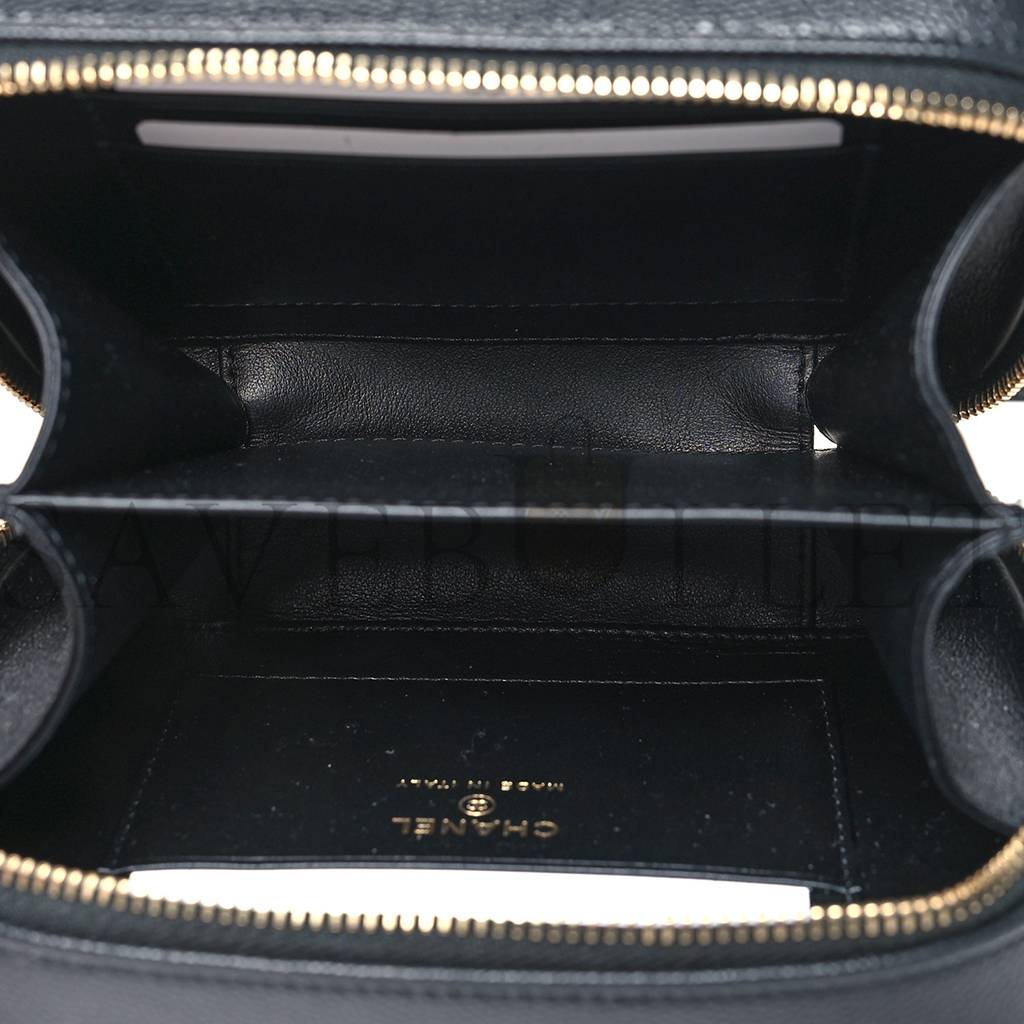 CHANEL CAVIAR QUILTED CC FILIGREE VANITY CLUTCH WITH CHAIN BLACK (14*10*6cm) CHANEL CAVIAR QUILTED CC FILIGREE VANITY CLUTCH WITH CHAIN BLACK (14*10*6cm)